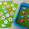 Sensory play met gekleurde rijst - bloemen matchen - Leerbubbels