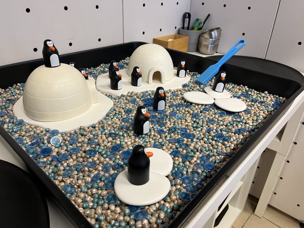Play tray, pinguïns, iglo's, gekleurde kikkererwten en magneetschijfjes